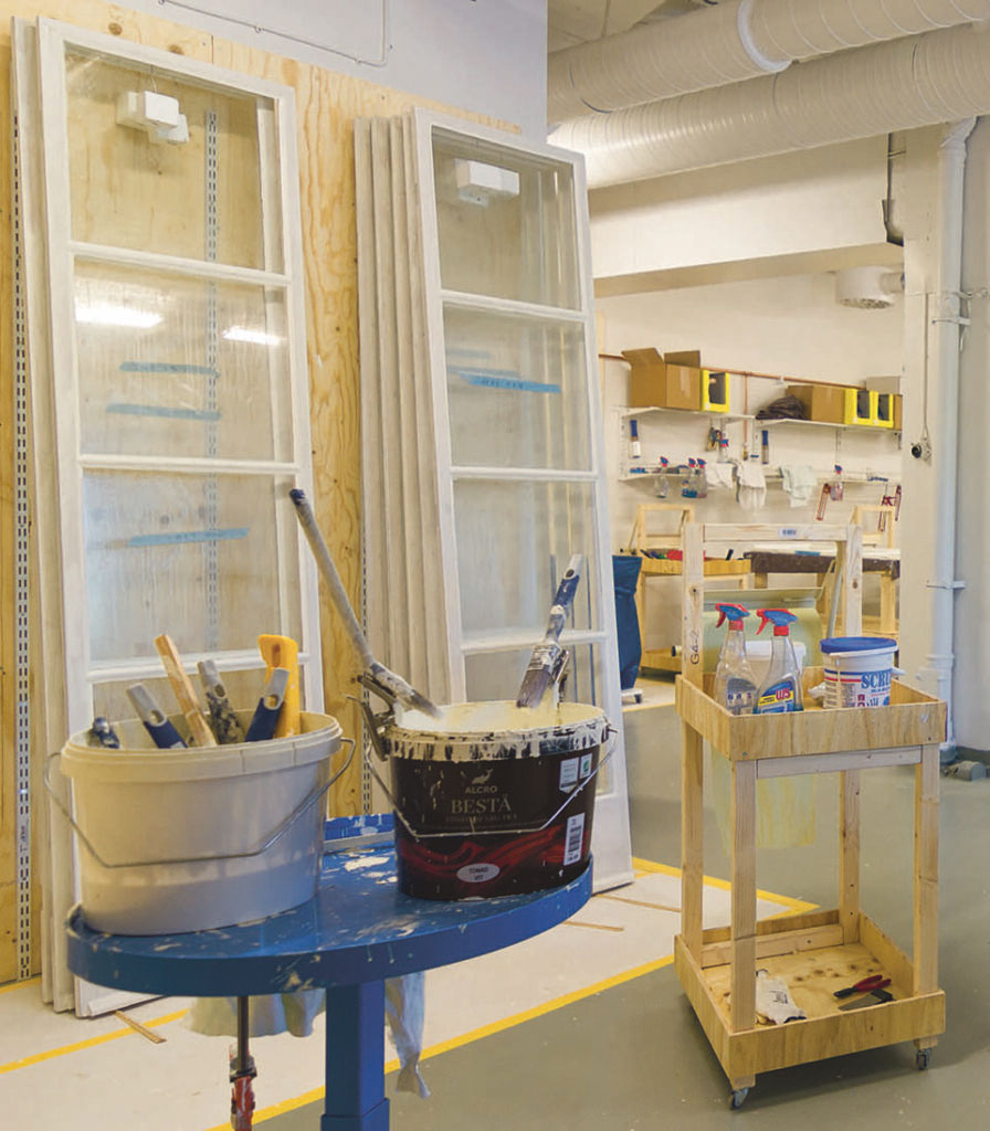 Verkstad med målarverktyg